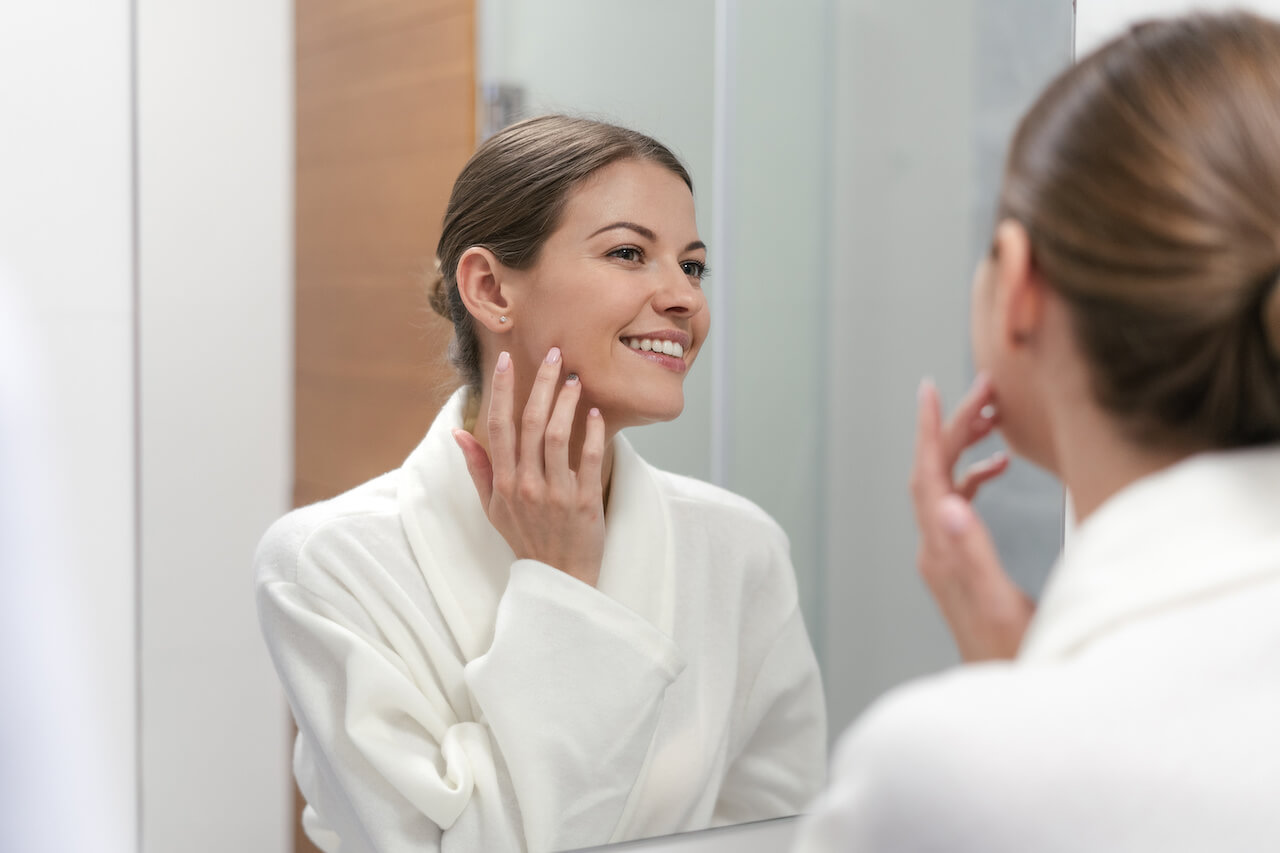 woman-in-mirror
